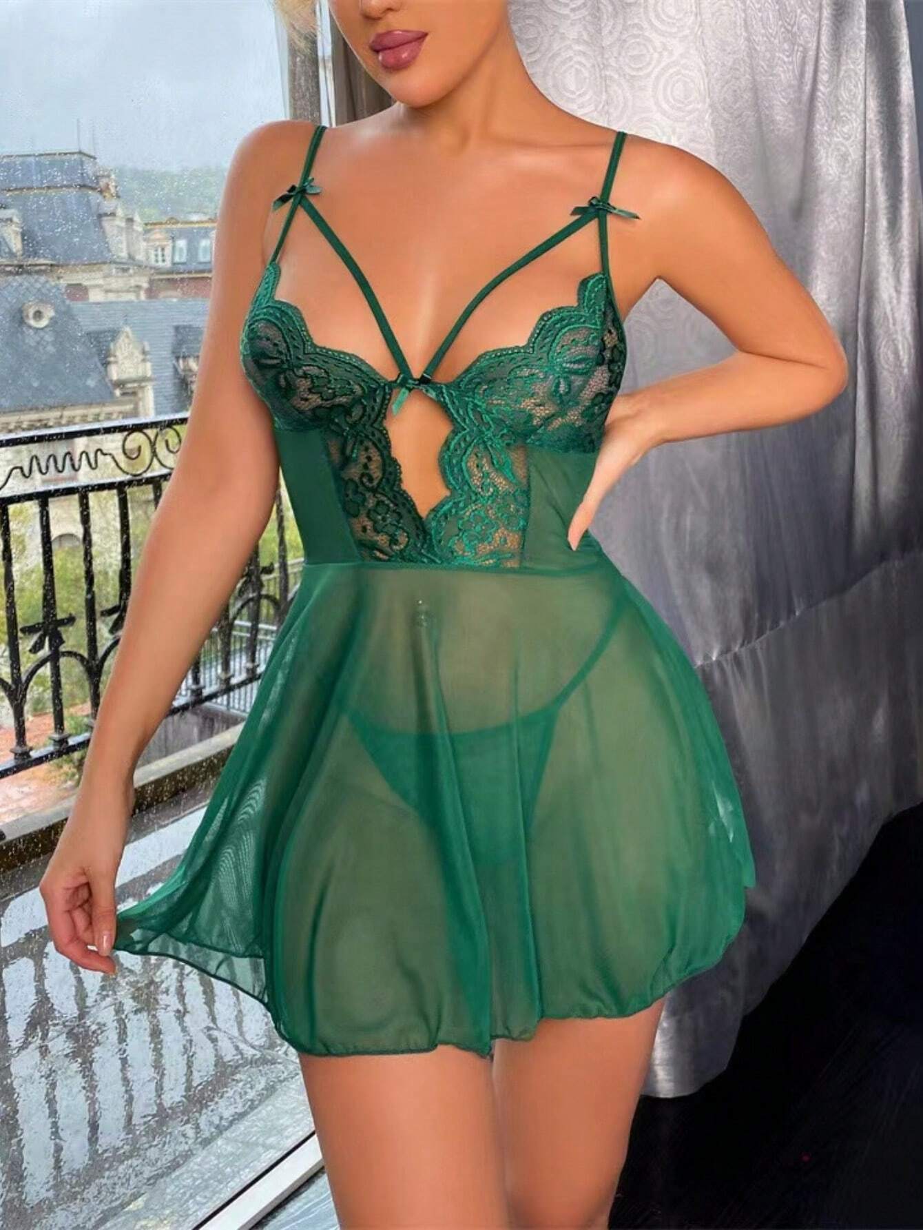 Robe lingerie avec dentelle contrastante
